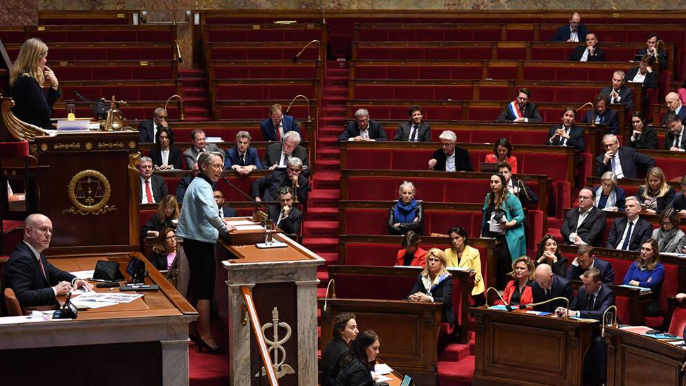 ”Frankrikes regering klarade förtroendeomröstning – hör SVT:s utrikesreporter på plats i Paris”