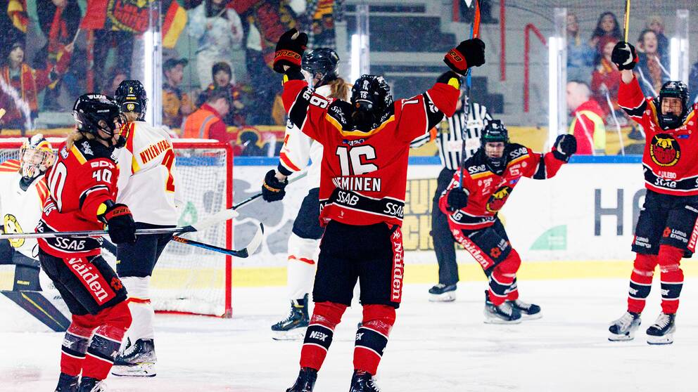Jubel efter Petra Nieminens 1-0 tidigt i den tredje SM-finalen.