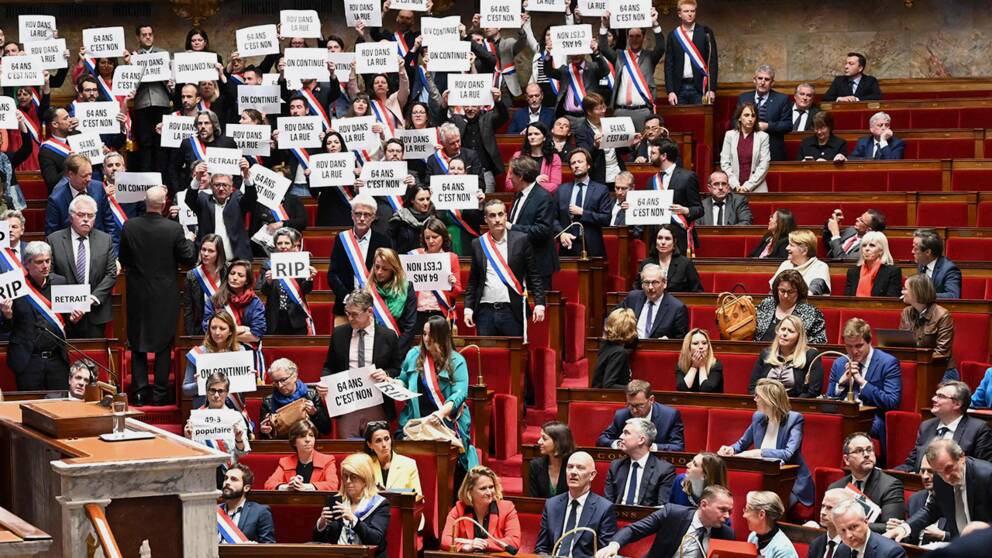 ”Frankrikes regering klarade förtroendeomröstning – hör SVT:s utrikesreporter på plats i Paris”