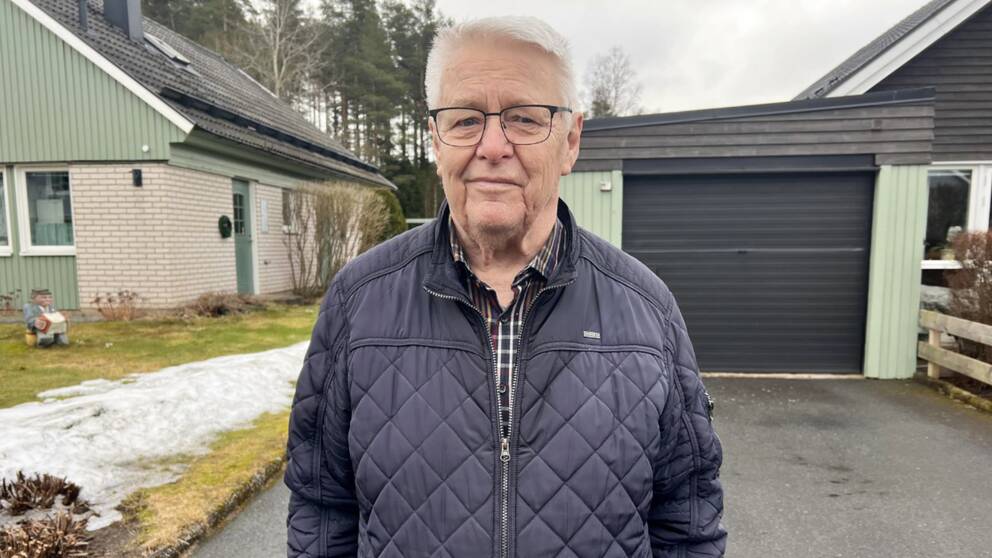 Jan Ericson, som bor i Taberg, står i ett bostadsområde och kollar in i kameran.