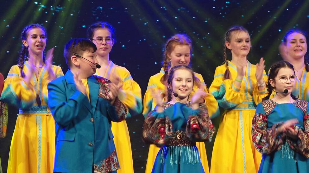 Barnsånggruppen från den ukrainska staden Kryvyj Rih uppträder på Pite havsbad.