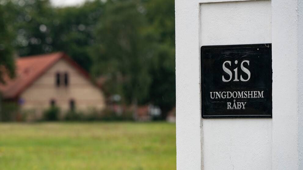 SVT har tidigare i flera granskningar avslöjat våld och övergrepp på Sis ungdomshem – och så sent som 2021 avslöjade en annan rapport från Childhood och Barnrättsbyrån att det pågick en omfattande våldsanvändning mot barn.