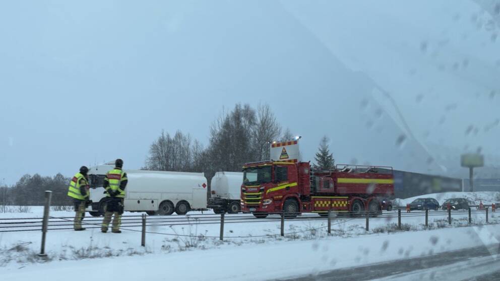 På bilden syns ett räddningsfordon stå och leda om trafiken från E4 i Sundsvall.