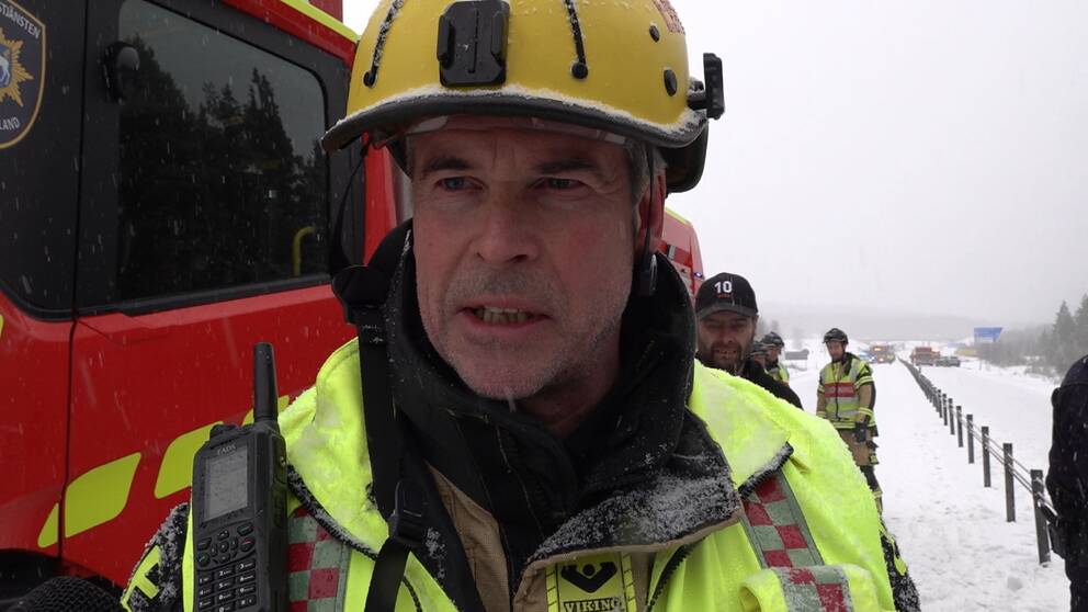 Esbjörn Eriksson, räddningsledare står framför en av räddningstjänstens fordon efter en olycka nära Lillänge.