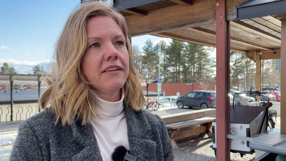 Måltidsutvecklaren Anni Gederberg står utanför sin kontorsbyggnad och pratar om klimatsmart skolmat.