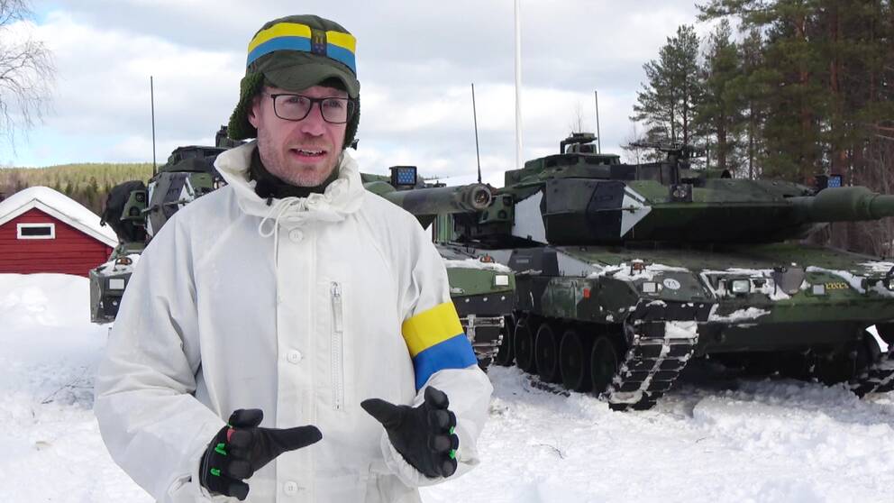 Mathias Vainionpää, chef för pansarbataljonen, med Stridsvagn 122 i bakgrunden.