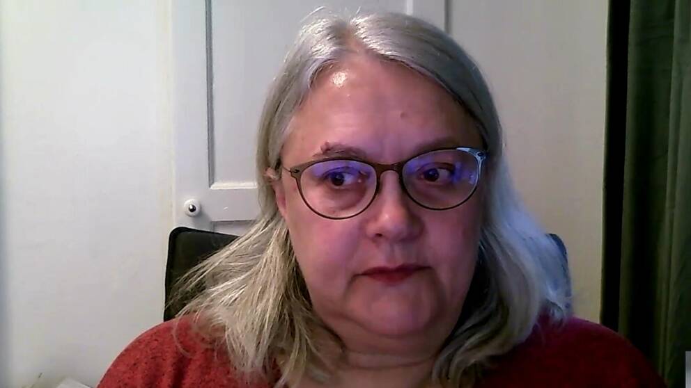 Kvinna med glasögon sitter i en stol. Hon heter Maria Westling Allodi.