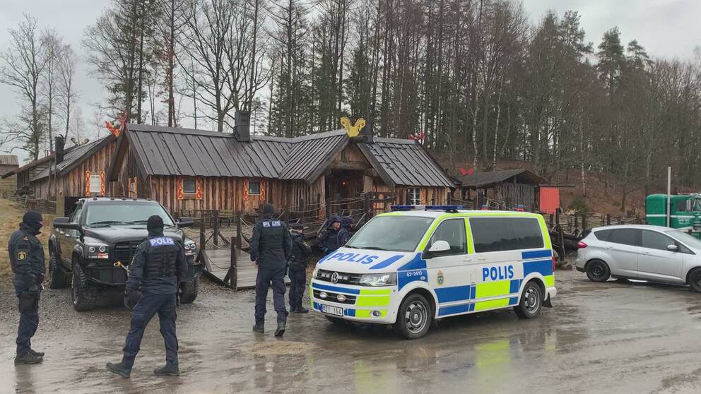 Se intervjun med vikingabyns ägare Oddvar Lönnerkrantz, efter polisens tillslag.