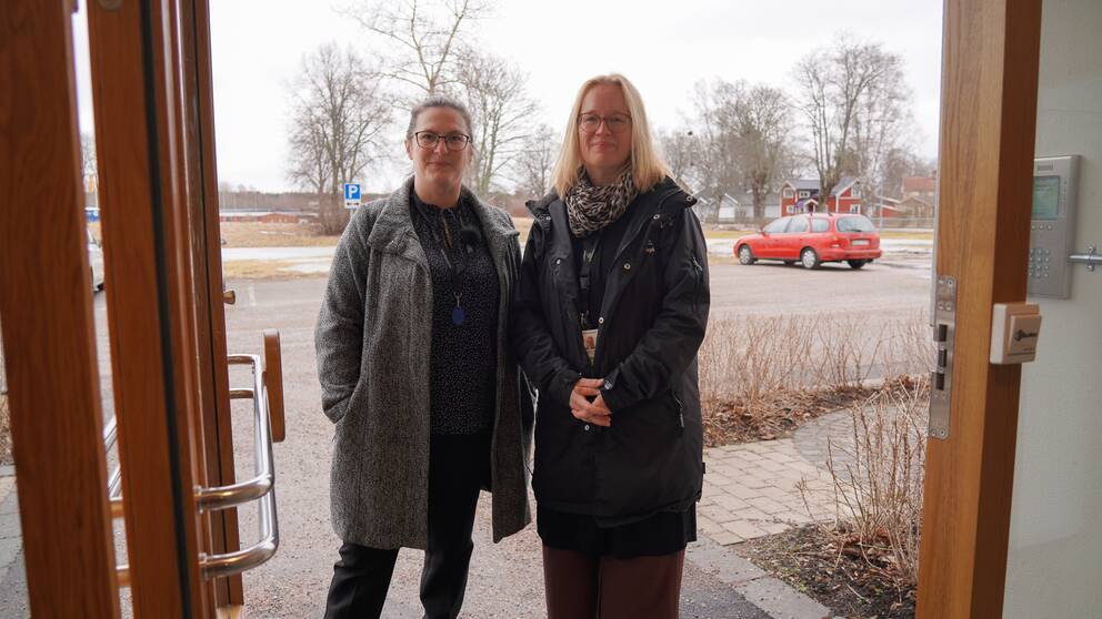 Mihaela Bergman, svart hår och glasögon och Katarina Träsk, blont hår och glasögon, ler mot kameran.