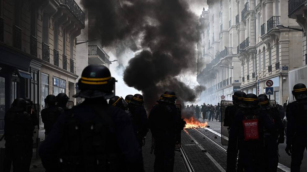 Kravallpolis drabbar samman med demonstranter i Bourdaux.