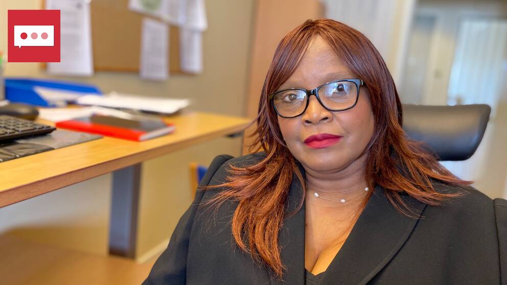 Gloria Macassa, professor i folkhälosvetenskap vid Högskolan i Gävle, i en stol på sitt arbetsrum. 