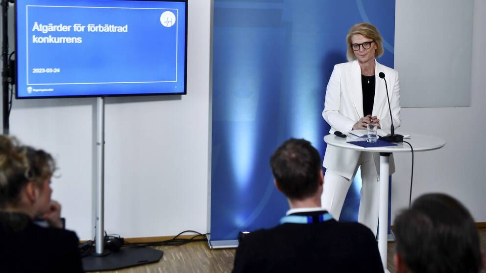 Finansminister Elisabeth Svantesson (M) på en pressträff.