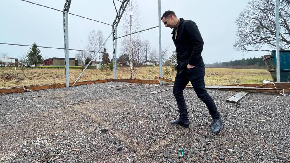 Emil A Jansson från Destinatin Kosta ritar upp den tänkta handbollsplanen.