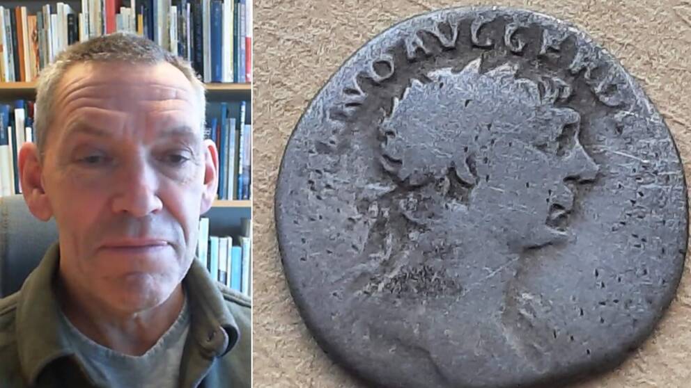 Johan Rönnby, professor i arkeologi samt ett romerskt silvermynt från kejsar Trajanus tid.