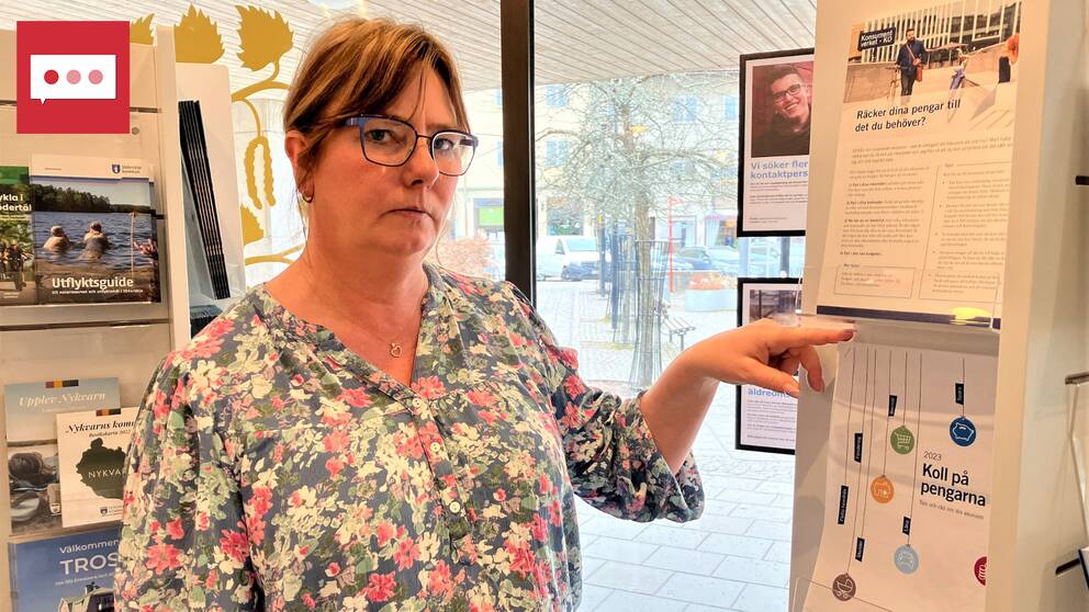 En kvinna i blommig blus står vid massa formulär, på en lapp står det ”koll på pengarna”