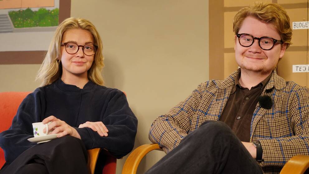 En man och en kvinna sitter i varsin fåtölj. De heter Hedda Gabrielsson Delin och Alfred Stannow Lind. Båda har glasögon.