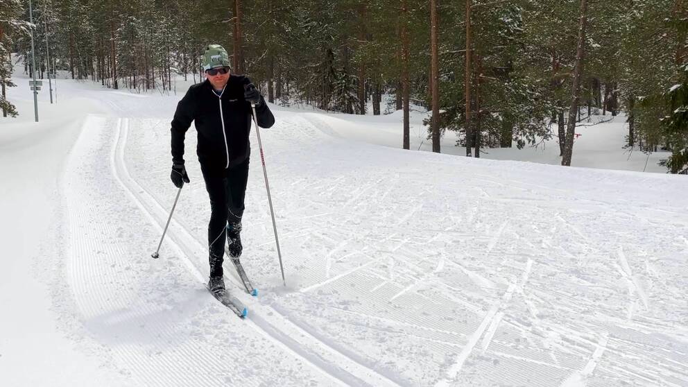 Längdskidåkare stakar sig fram i skidspåret p Skyttis idrottsanläggning i Örnsköldsvik.
