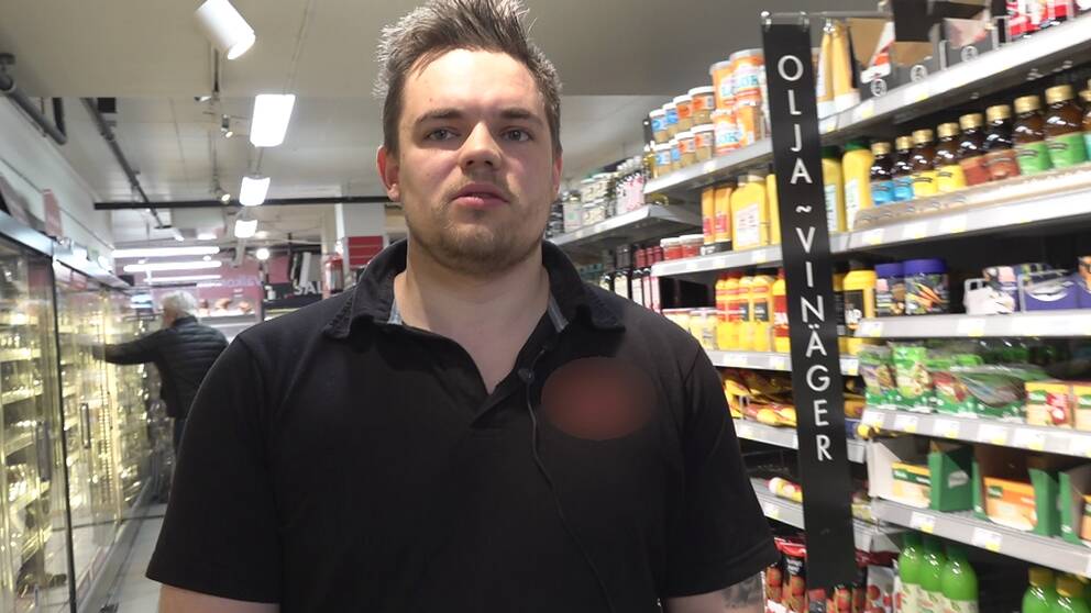 Cail Madrid Wahlstedt butikschef rättar till en skylt.