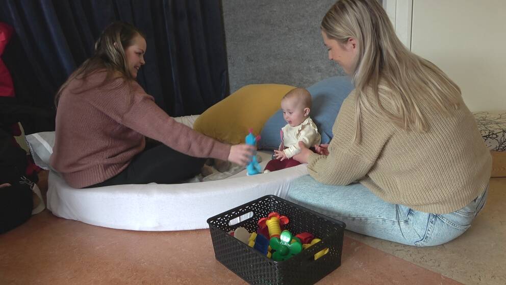 Två mammor leker med ett litet barn inne på familjecentarlen Gläntan i Torvalla, Östersund.
