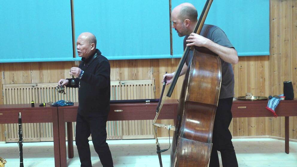 Två jazzmusiker spelar instrument och berättar om spelschemat på Värmlands Museum