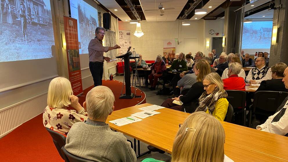 Personer från hembygdsföreningar som släktforskare fanns på plats i Linköping vid lördagens konferens om lokalhistoria.