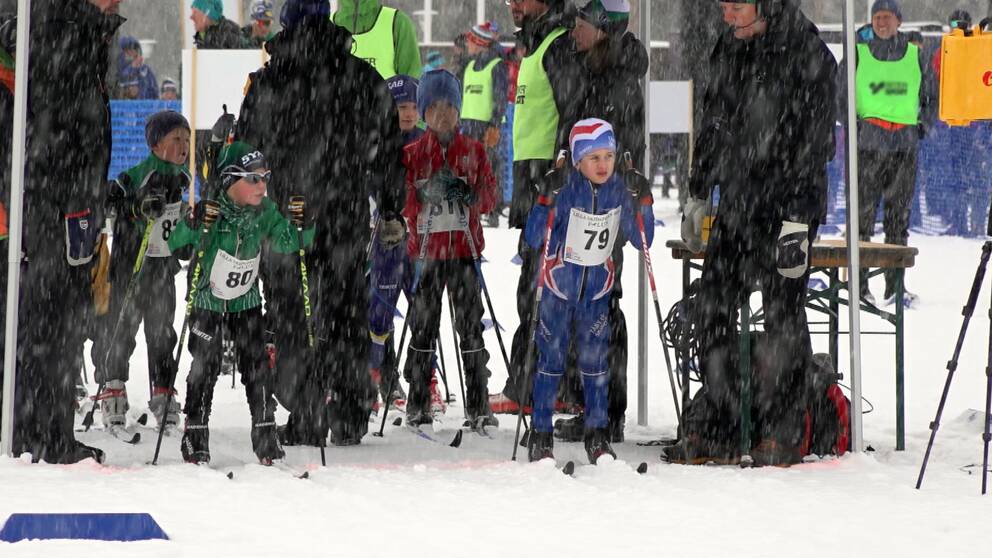 Kraftigt snöväder vid starten på Lilla skidspelen i Falun