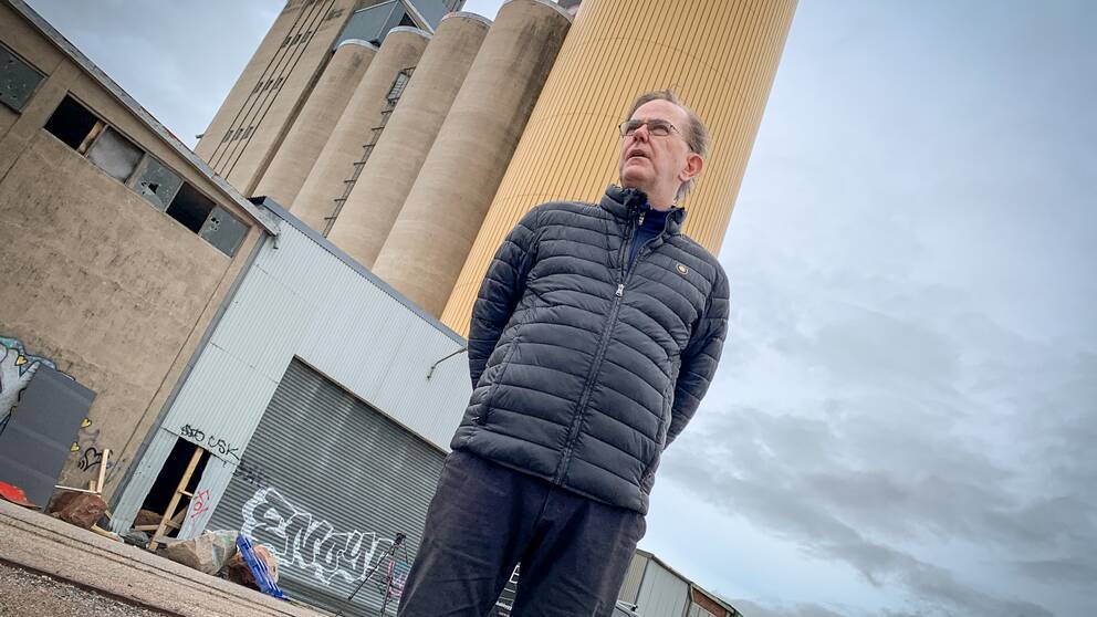 Göran Valtonen, projektledare för Gävle strand, framför silon som han hoppas kunna riva inom kort.