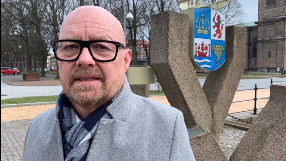 Sverigedemokraten och kommunalrådet Stefan Olsson står framför kommunhuset i Landskrona.