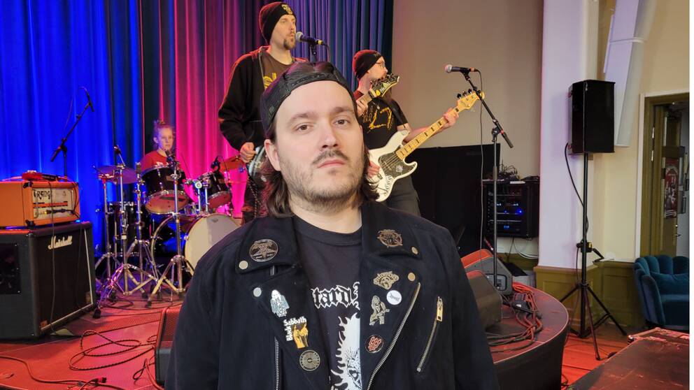 Arrangören och grundare av hårdrocksklubben Metal Theatre i Karlmar heter Linus Strömgren. Här står han framför ett av banden som ska uppträda.