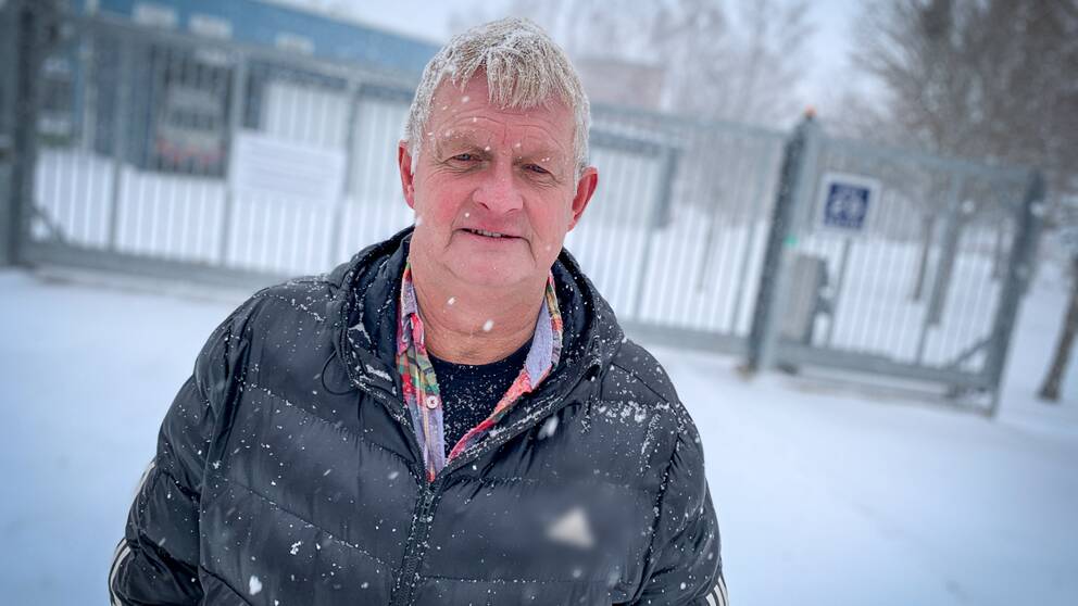 Johnny Gustafsson, drogsamordnare Gävle kommun, framför Duvbackens reningsverk.