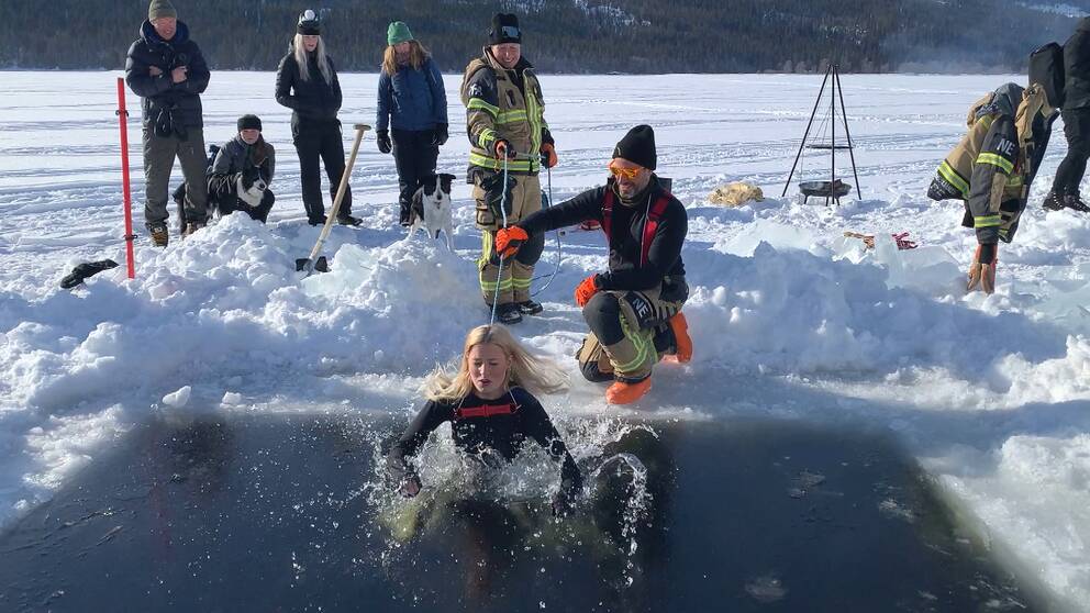 En elev från en skola i Åre kommun hoppar i en isvak på Åresjön.