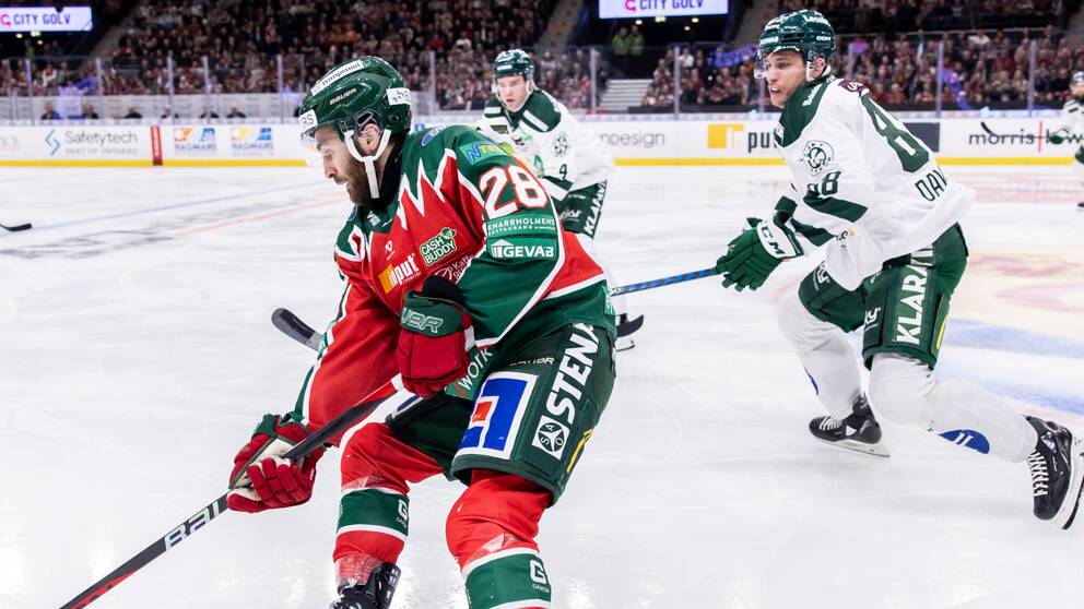 Frölundas Anthony Greco och Färjestads Brandon Davidson.