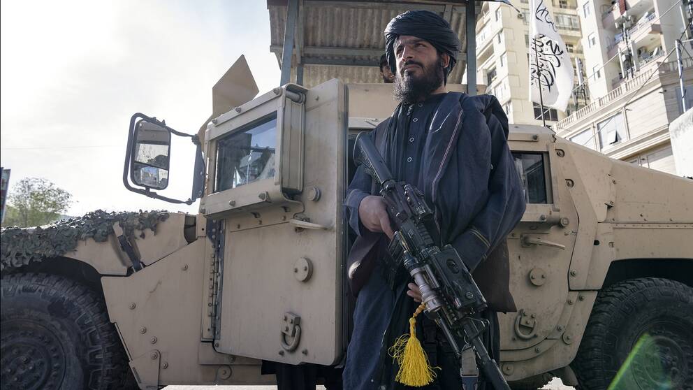 En taliban står vakt vid platsen där explosionen inträffade, i närheten av utrikesdepartementet i den afghanska huvudstaden Kabul.