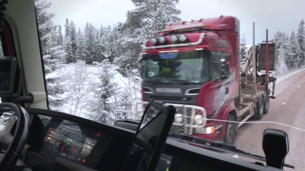 En genrebild på två lasbilar som möts.