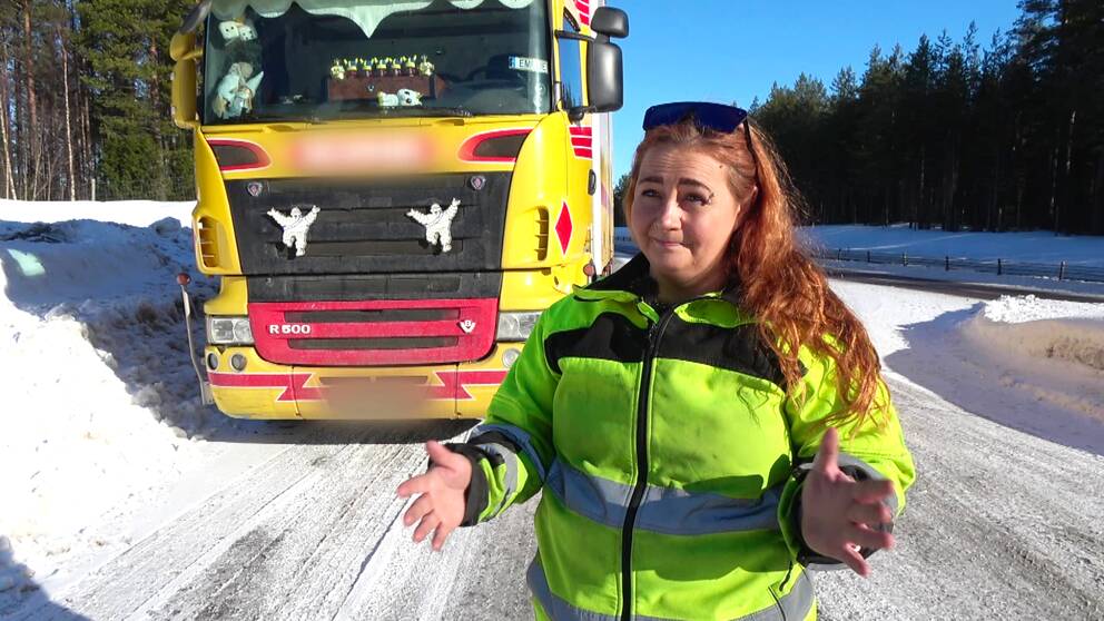 Lastbilschauffören Emelie Eriksson framför sitt fordon.