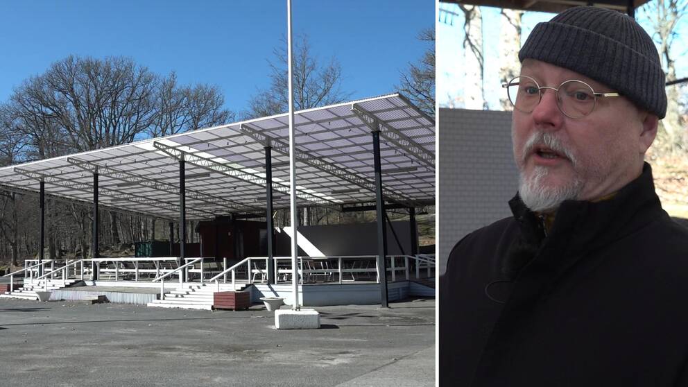 En utomhusscen med stort vitt tak till vänster i bild. Blå himmel. En man i mössa grått skägg, svart jacka och runda glasögon till höger i bild. Kulturchef Lenny Mostberg Karlskrona kommun. Dansbana Wämöparken Karlskrona.