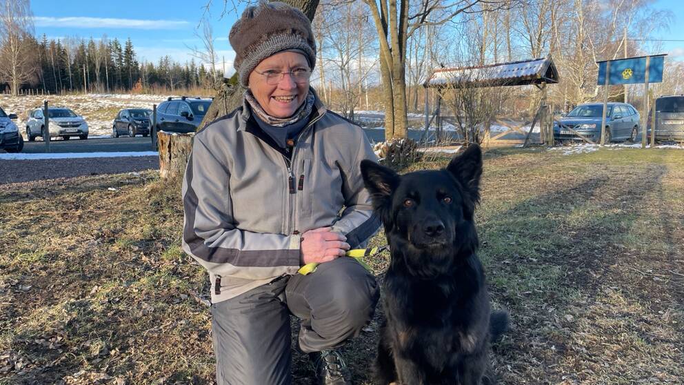 Ingrid Heller och hennes svarta hund.