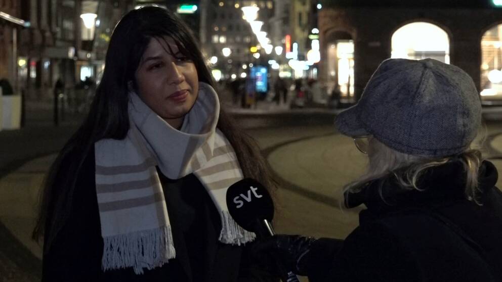 Malmön ruotsinsuomalaisten nuorten (Moro) hallituksen jäsen Suvi Rajapakse SVT Uutisten haastattelussa Malmössä.