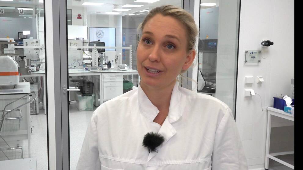 Bilden är ett porträtt av Helena Strigård, vd NorthX Biologics, hon tittar in i kameran och har en vit rock på sig. Hon står inomhus.