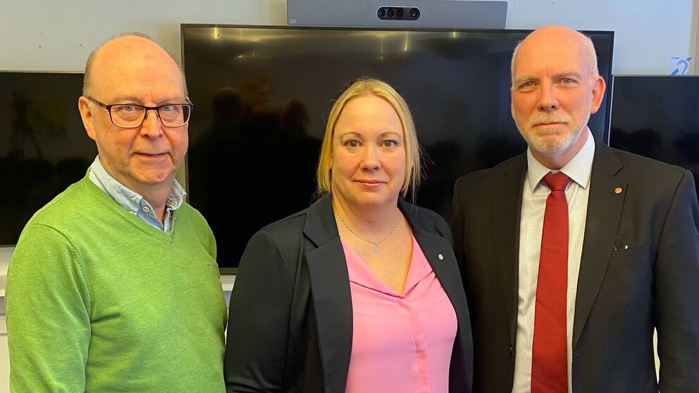 Till vänster Glenn Berggård (V), Camilla Friberg (S) och Anders Öberg (S) poserar efter pressträffen.