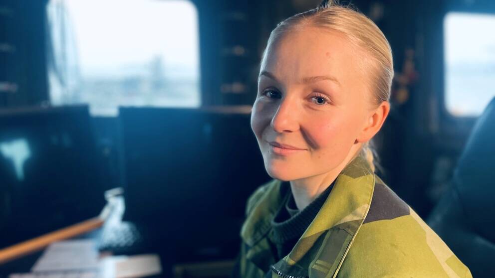 Agnes Westerhult, en tjej i kamouflagekläder, som har sökt till officiersprogrammet.