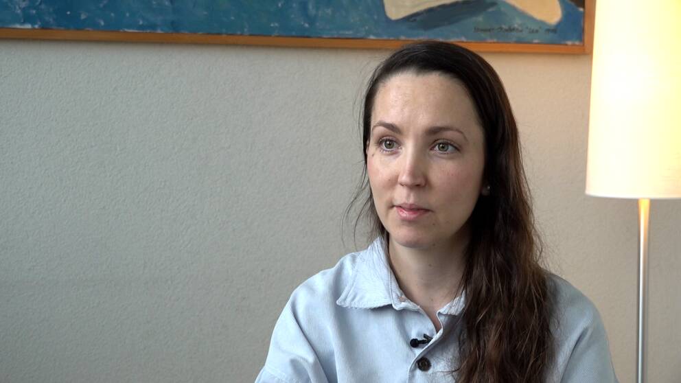 Emily Lundquist, verksamhetsledare på Malmö kvinnojour, sitter i ett rum.