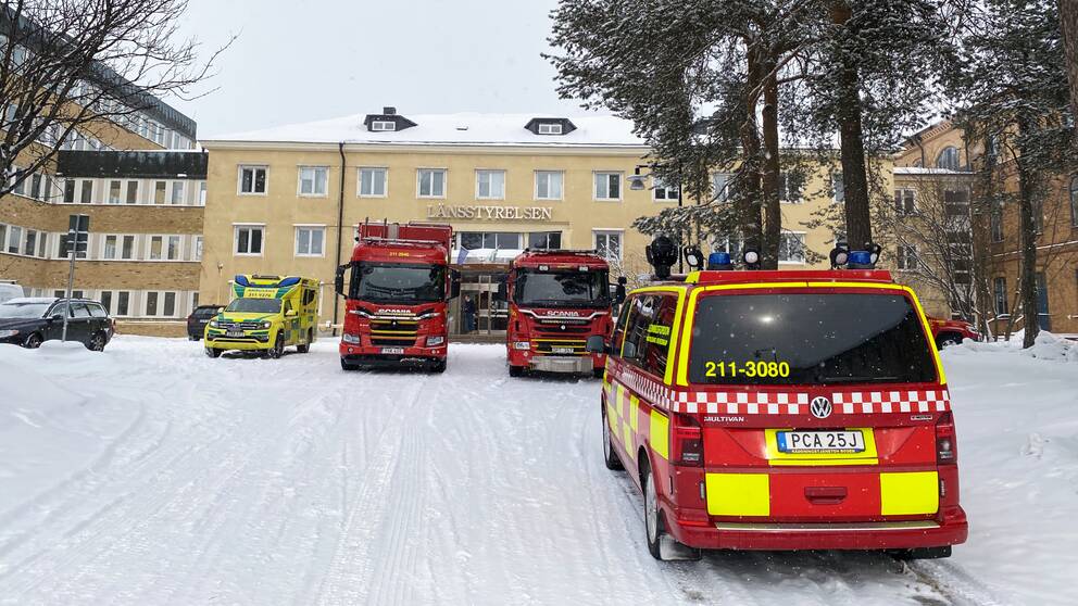 Stort räddningspådrag utanför länsstyrelsen i Luleå.