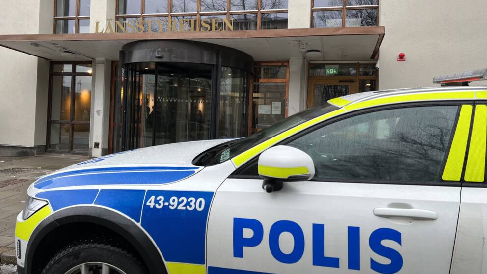 En polisbil står parkerad utanför Länsstyrelsen i Jönköping.