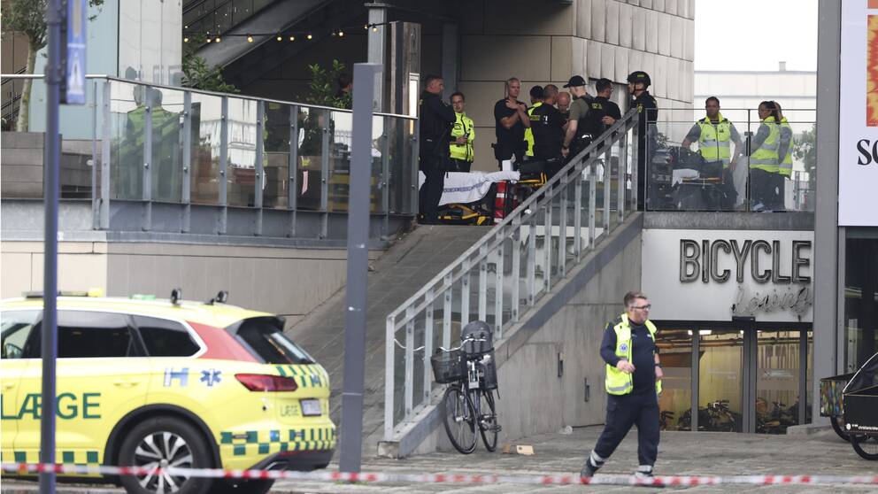 Polis, ambulans utanför köpcentrat Field´s i Köpenhamn efter skottlossningen där sommaren 2022.