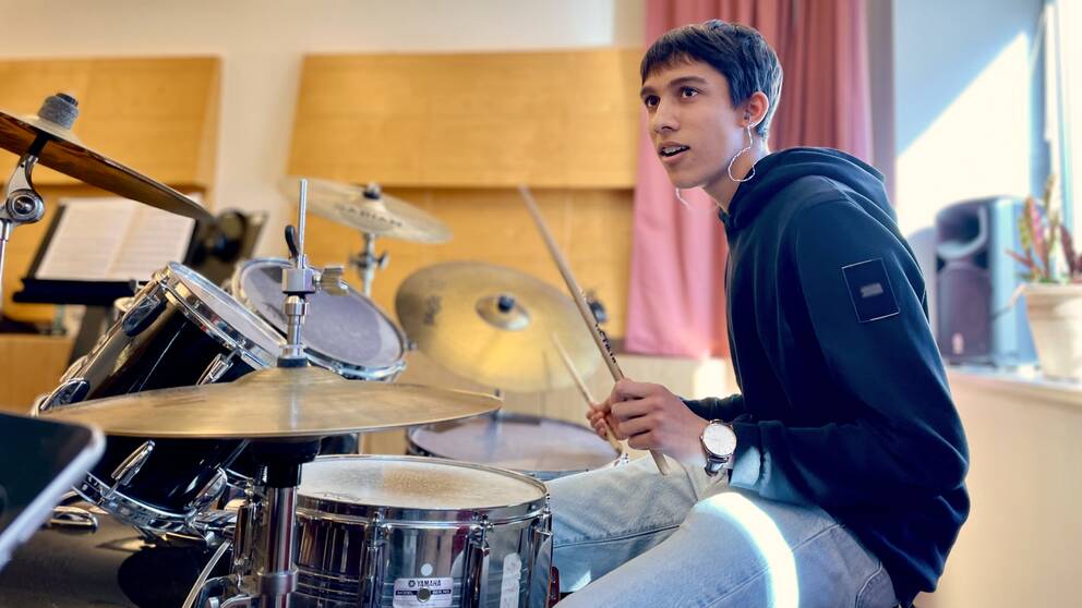 Samuel Gustavsson är elev på kulturskolan i Helsingborg där han spelar trummor. I videon hör du han spela trumsolo och trumma till kända låtar.