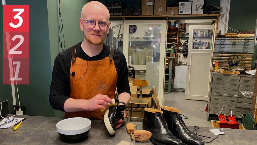 en skomakarmästare som heter Per-Anders Björkman putsar skor på sin skomakaraffär i Falun.