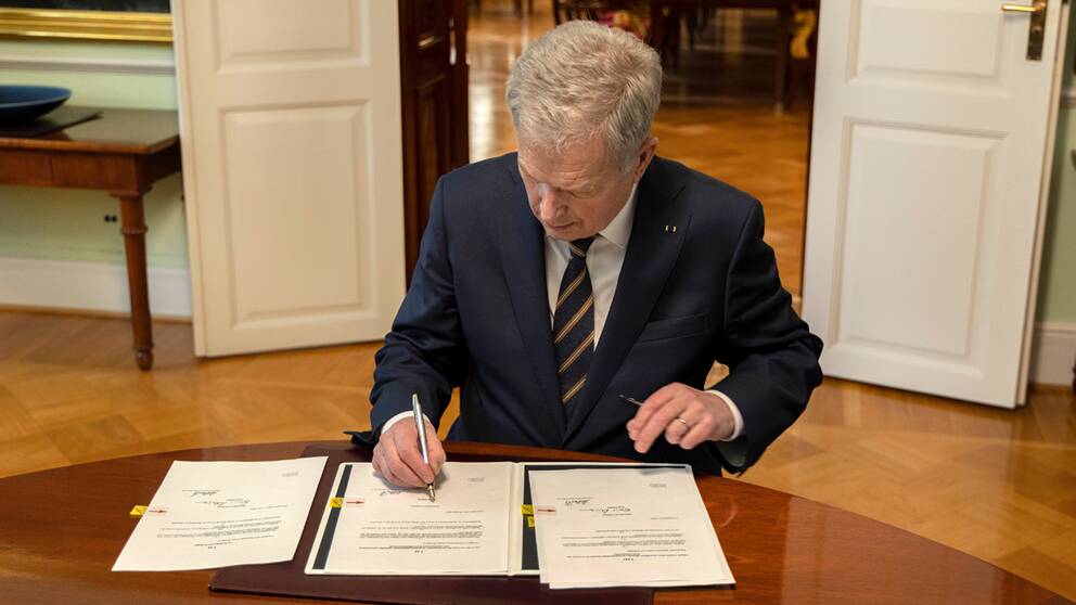 Finlands president Sauli Niinistö uppgav under onsdagen att han kände sig säker på att det Turkiska parlamentet skulle godkänna Finlands ansökan om Natomedlemskap ”om några dagar”. Arkivbild från tidigare i Mars när Niinistö skriver under Natolagen.