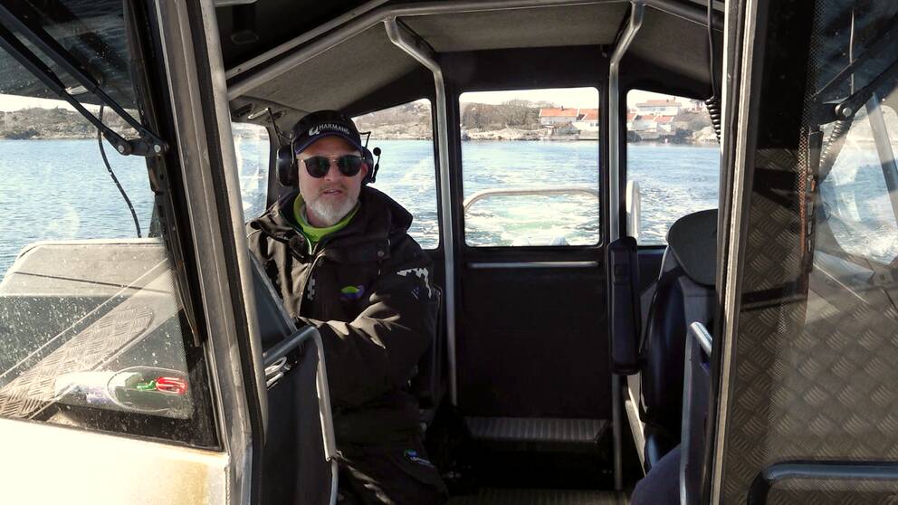 John Martinsson står i en båt utanför orust