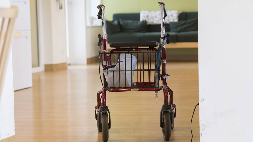 En rollator i en korridor på ett boende.